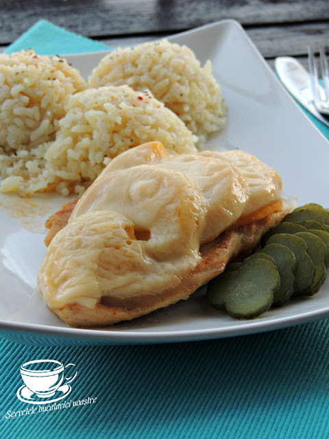 PIEPT DE PUI CU PIERSICI SI CASCAVAL