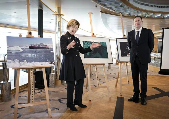 The Queen Sonja Print Award will curate the decoration of the new ship, Hurtigruten's MS Roald Amundsen, which is at the wharf in New York