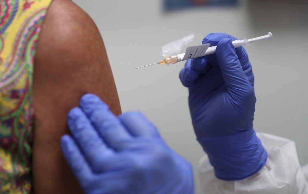 Pengamat meminta pemerintah jangan terlalu mengandalkan vaksin untuk memerangi Covid-19, karena vaksin hanya seperenam dari modalitas untuk menangani wabah virus corona.