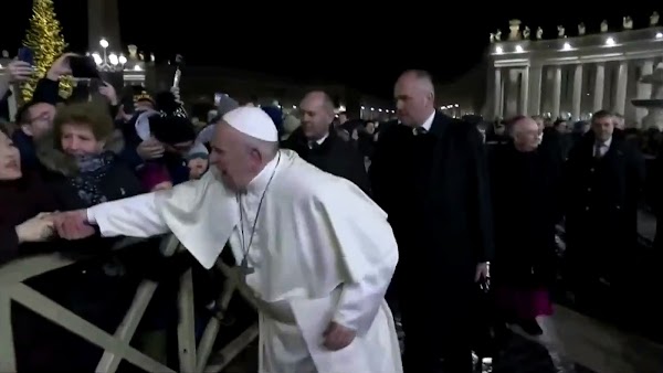 Paus Marah dan Tampar Tangan Wanita yang Menariknya di Malam Tahun Baru