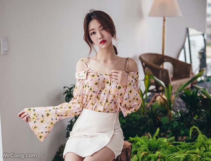Beautiful Park Jung Yoon in the April 2017 fashion photo album (629 photos)