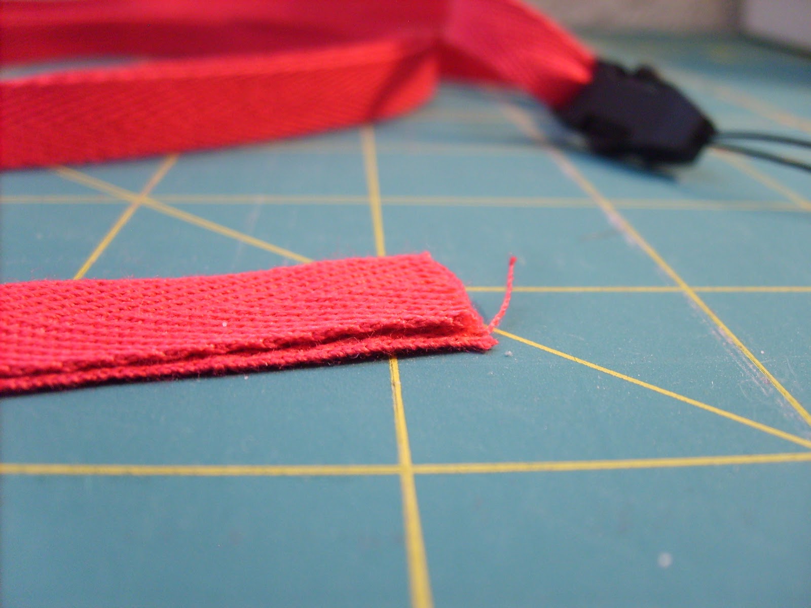 the red kitchen: The Skinny Camera Strap (Tutorial!)