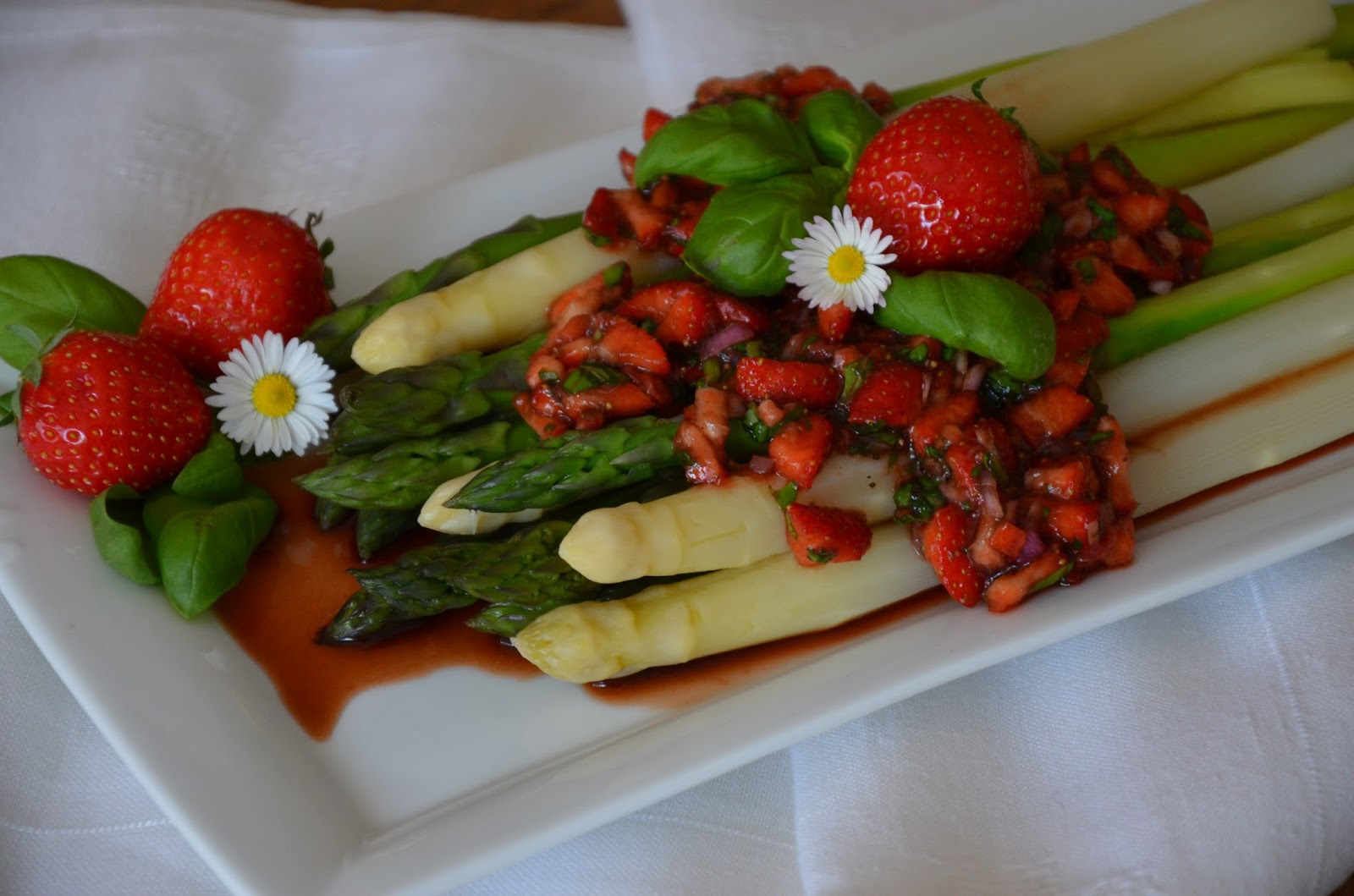Gemischter Spargel mit Erdbeer-Balsamico-Salsa - Rezeptra - Food and More