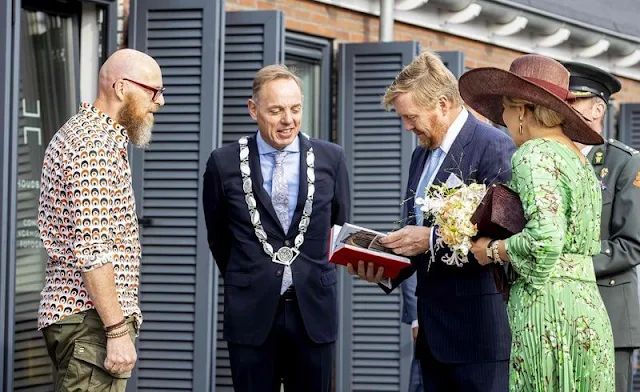 Queen Maxima wore a new floral printed pleated twill blouse and floral printed pleated twill skirt from Natan