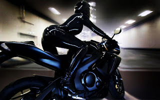 Foto vrouw in zwart latex op motorfiets in parkeergarage