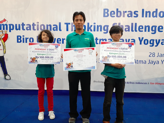 Dian Kurniawan (tengah) mendampingi kedua siswanya mengikuti lomba Tantangan Bebras kategori siaga 2019 lalu