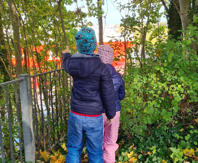 Küsten-Spaziergänge rund um Kiel, Teil 7: Herbst-Spaziergang am Nord-Ostsee-Kanal bei Suchsdorf. Unsere Kinder genießen den Anblick der Schiffe. Am Kanal bei Suchsdorf gibt es beim Spazierengehen immer viel zu gucken!