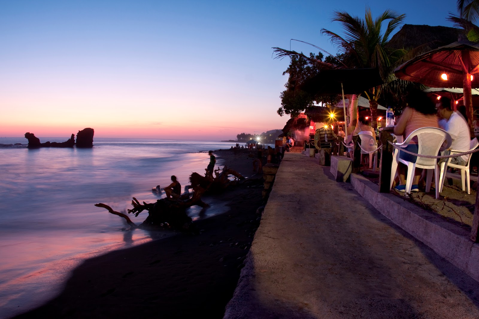 HUACAL Practicar surf en El Tunco