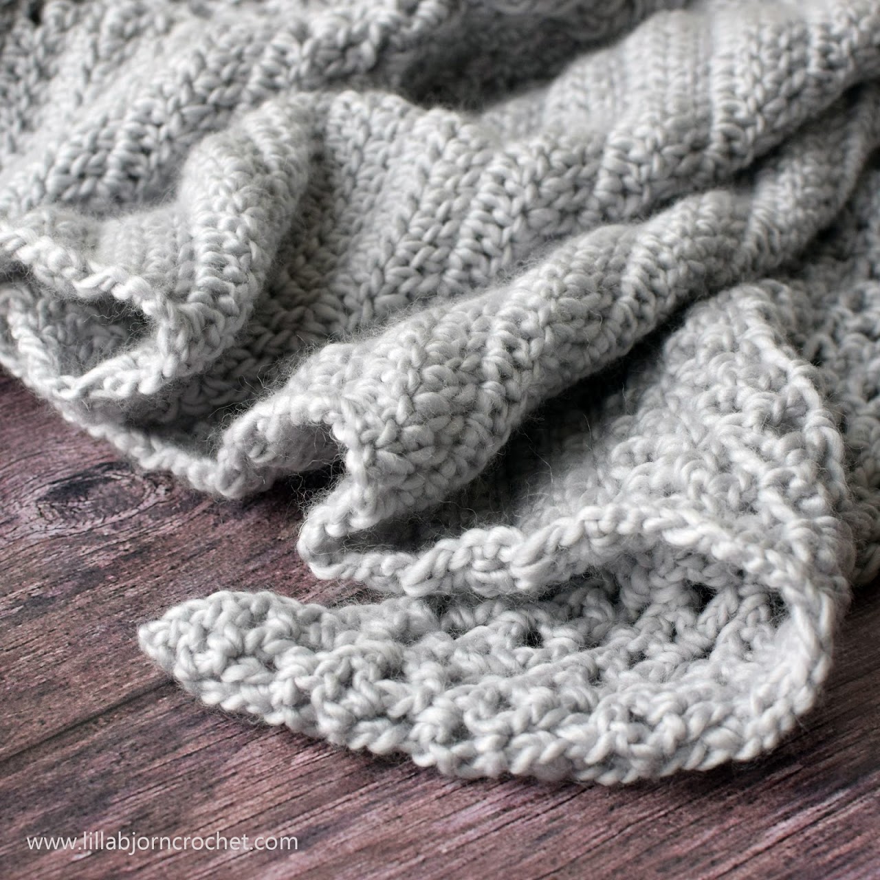 Living Lagom crochet shawl_FREE crochet pattern by www.lillabjorncrochet.com