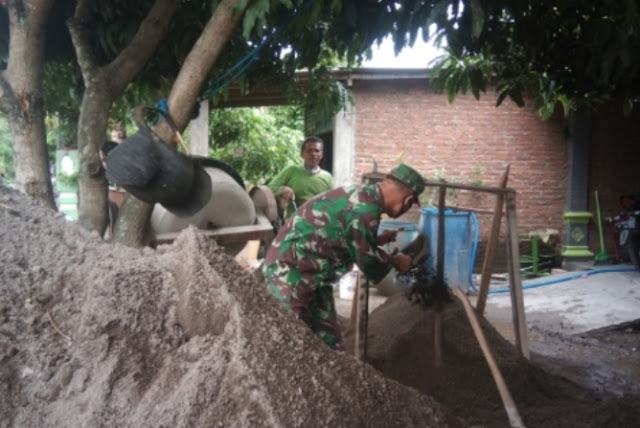 Bantu Rehab Rumah Warga, Babinsa Desa Bedoro Nyatakan Bahwa Ini Bentuk Kemanunggalan TNI