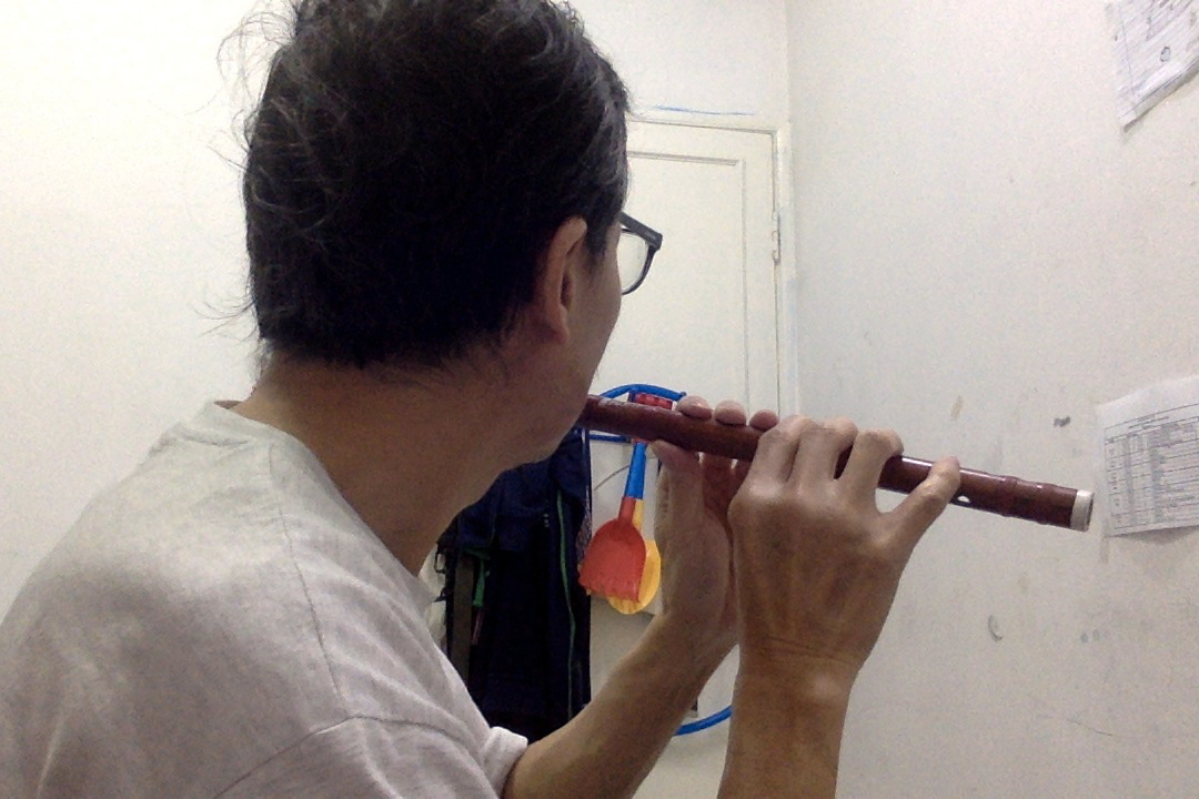 How to play the Dizi ( Chinese Bamboo Flute ) 6 How to hold the dizi