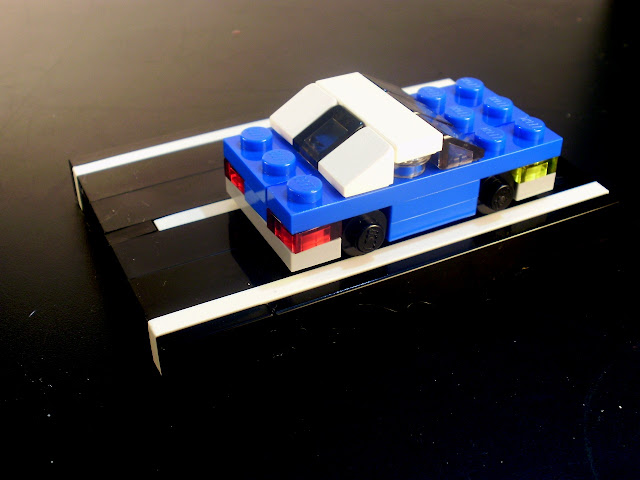 MOC LEGO - carro azul em micro-escala.