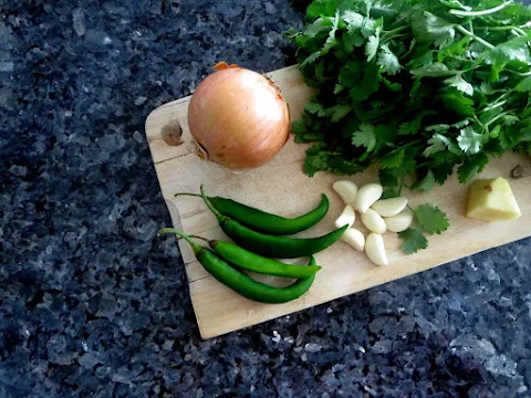 chop-coriander-and-green-chillies