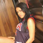 Andrea Rincon, Selena Spice Galería 27 : Camiseta Basket, Cachetero Negro Foto 2