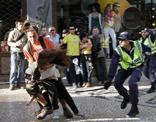A foto da agressão da PSP à fotojornalista Patrícia Melo, da France Press, está a correr o mundo Foto de Hugo Correia da Reuters