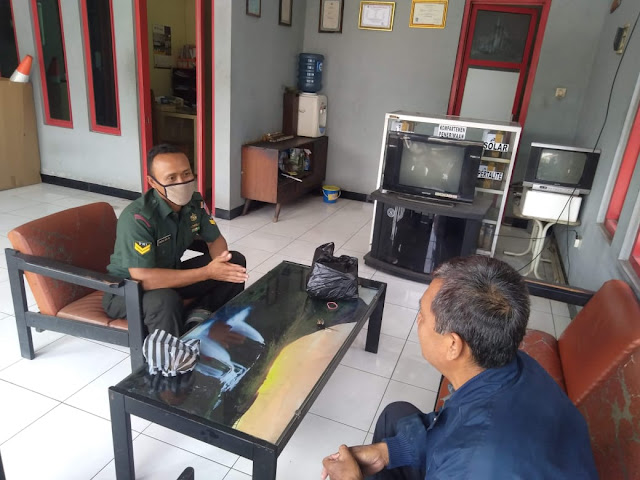 Himbau Babinsa Saat Silahturahmi Bersama Petugas SPBU Sine