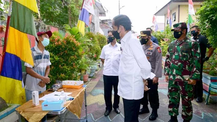 Jokowi Bagikan Obat & Sembako ke Warga, Epidemiolog: Biar Kelihatan Peduli Saja, Padahal Gagal Tangani Pandemi