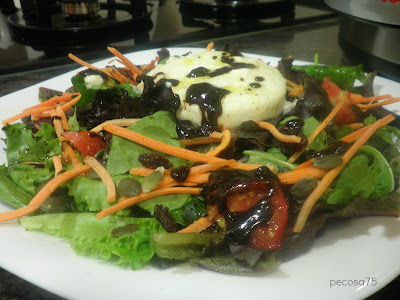  <strong>ENSALADA</strong> DE BROTES Y <strong>QUESO CABRA</strong> CON VINAGRETA FRESA 