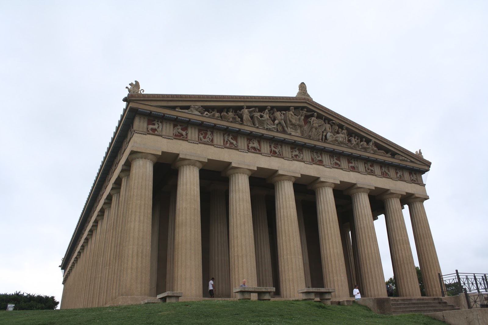 Дорических храмов. Храм Парфенон в Афинах. Парфенон дорические колонны. Колонны Парфенона. Парфенон фронтоны скульптура.