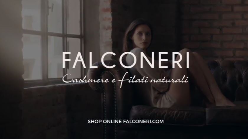 Modella Falconeri pubblicità con modella che si veste e si siede sul divano con Foto - Testimonial Spot Pubblicitario Falconeri 2016