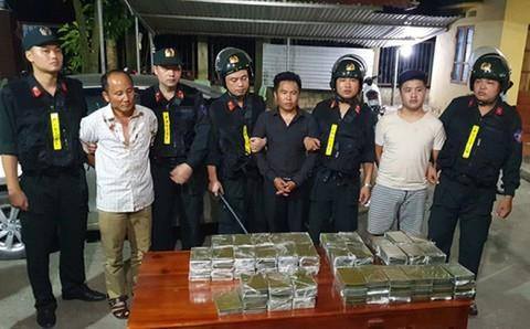 Cảnh sát đập kính ôtô bắt nhóm buôn 120 bánh heroin trên cao tốc