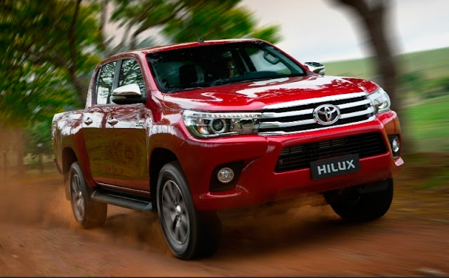 Nova Toyota Hilux, que será flex em 2016, já se parece com sedã