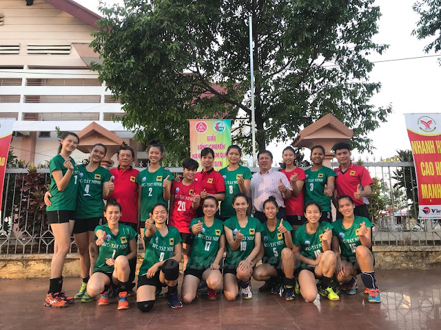 Các cầu thủ nữ BFC Tây Ninh tặng quà sinh nhật ý nghĩa đến HLV Đào Ngọc Chánh