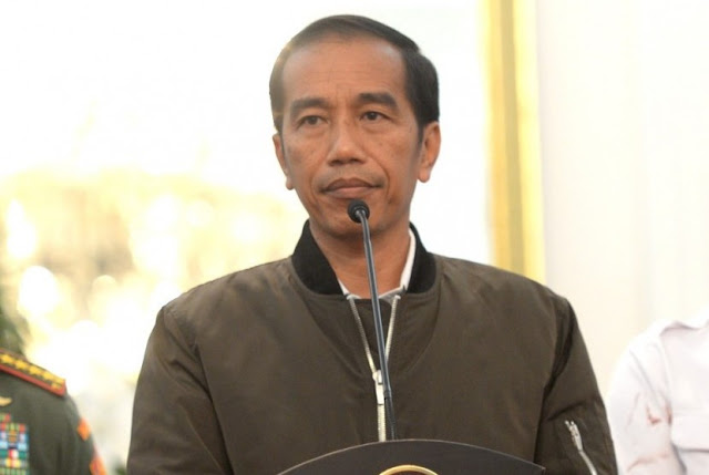 Harga Jaket Bomber yang Laku Keras Karena Dipakai Jokowi. Penjualnya Sampai Kehabisan Stok