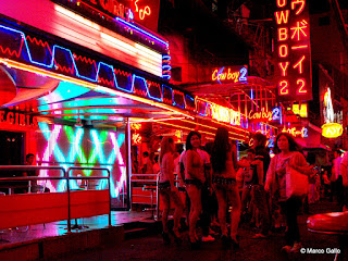 SOI COWBOY, UNA DE LAS ZONAS MÁS GOLFAS DE BANGKOK, TAILANDIA