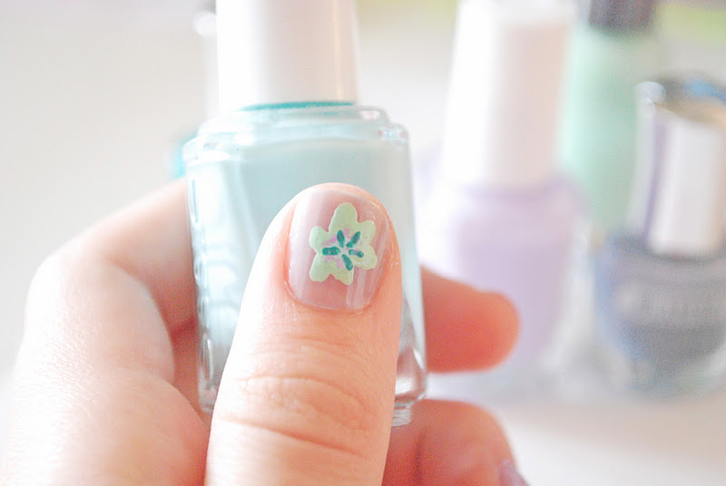 stellaire abstract flower nail art