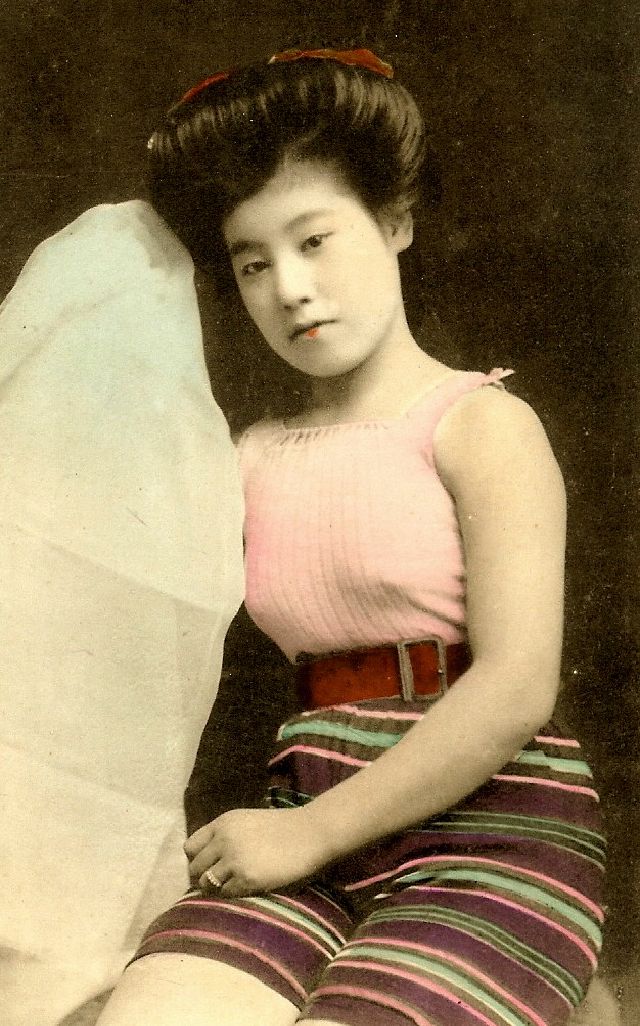 40 Colorized Photos of Japanese Bathing Beauties in the Early 20th
