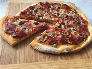 Pizza na cienkim cieście z salami