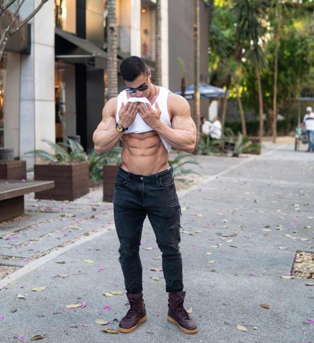 hot-straight-male-bodybuilder-matheus-pagan-lifting-shirt-abs