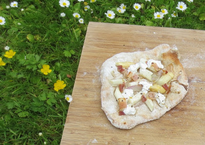 Flammkuchen mit weißem Spargel Flammkuchen mit weißem Spargel