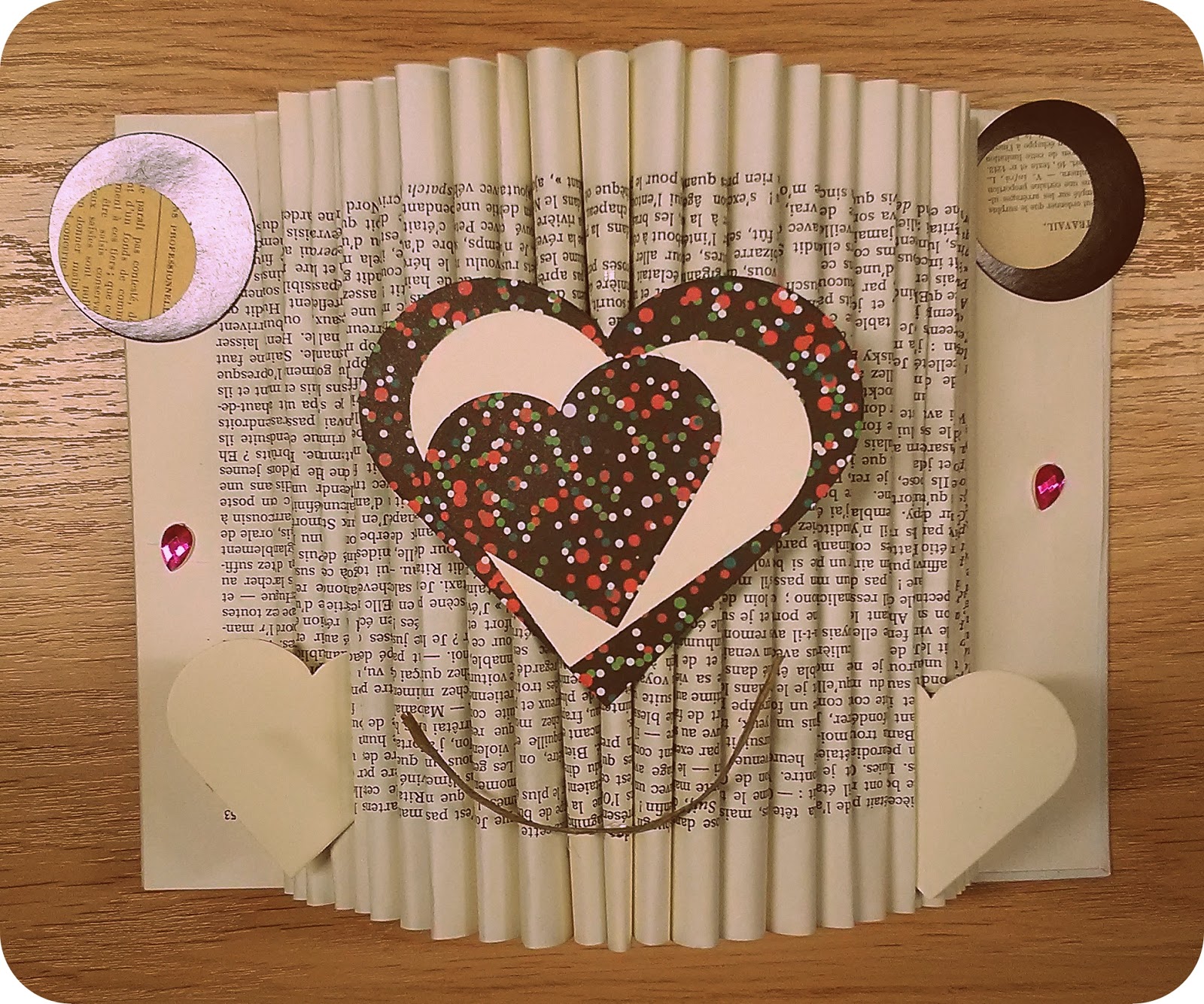 Mickaëlle Delamé: Avec des vieux livres...bricolages ...