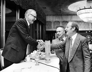 İkili sarmal modelinin geliştiricileri James D. Watson ve Francis Crick (sağda), Maclyn McCarty ile (solda)