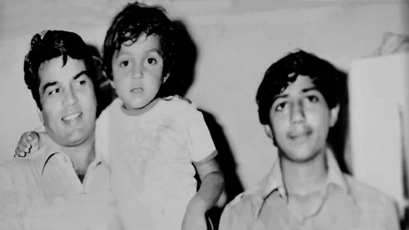 sunny-deol-shared-photo-fighting-with-pillow-father-dharmendra-and-sister