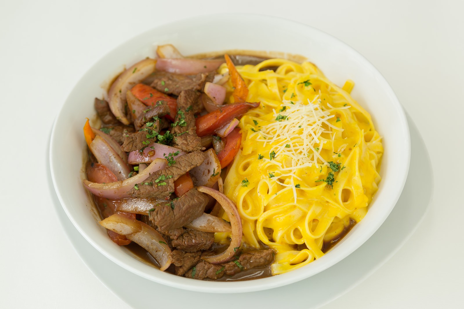 Fetuccini a la Huancaina con Lomo Saltado Cevichería Miramar Fetuccini a la Huancaina con Lomo Saltado Cevichería Miramar