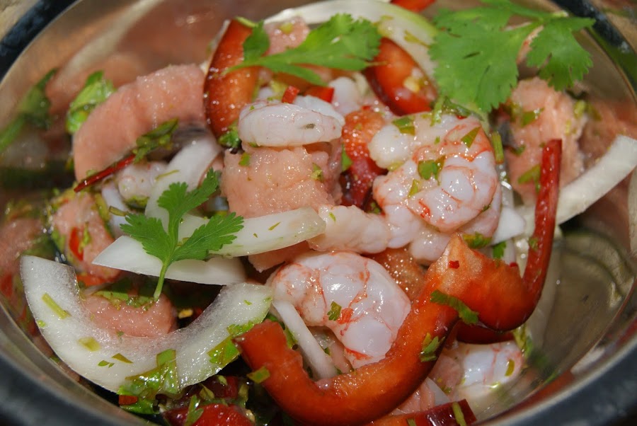 ceviche de salmón y gambas