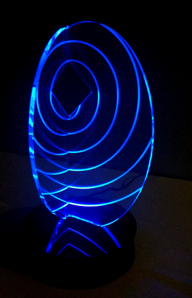 escultura em acrílico transparente com iluminação em LED azul