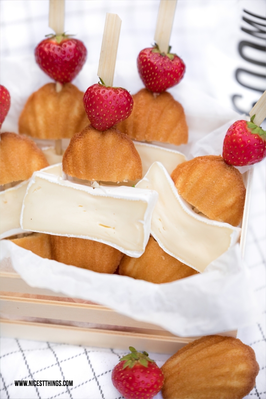 Nachtisch für Picknick Erdbeer Spiesse mit Madeleines und Käse