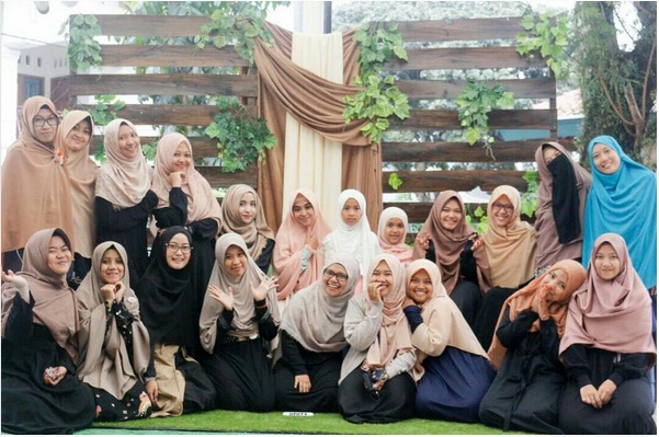 Haneen Akira, Istri Ustadz Hanan Attaki Ceramah Secara Haneen Akira, Istri Ustadz Hanan Attaki Ceramah Secara