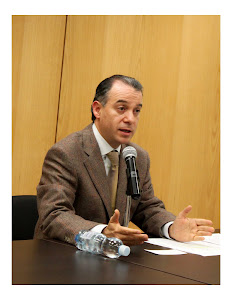 El Dr. Raúl Cervantes en su conferencia de prensa.