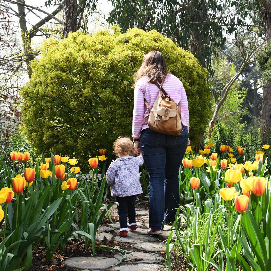 Spot family traveling ke Kew Gardens