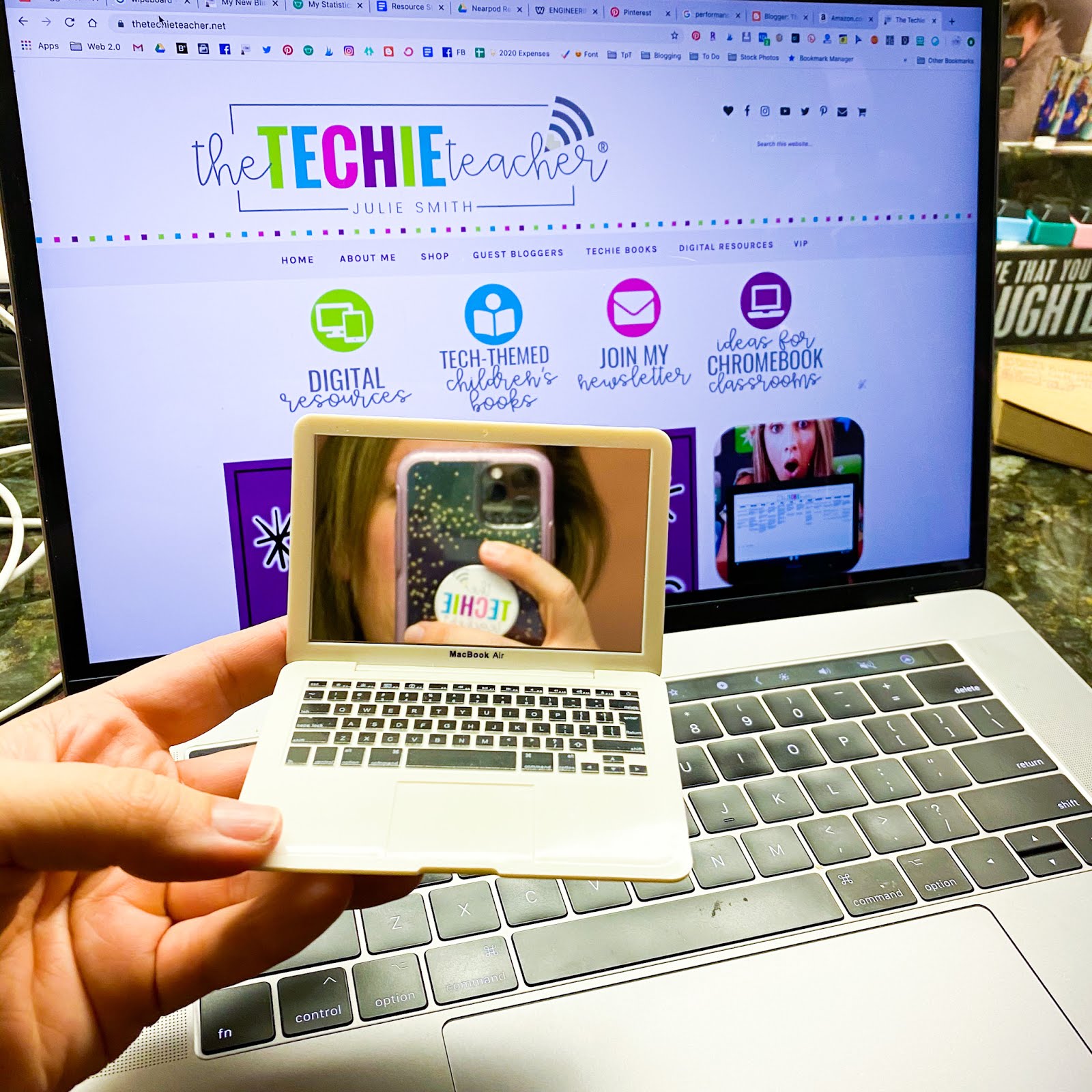 Mini laptop mirror: Tech themed door prizes for school events and conferences Mini laptop mirror: Tech themed door prizes for school events and conferences