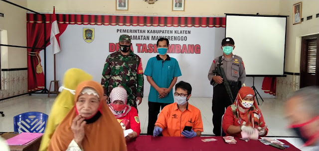 Pengamanan Pembagian BST Di Manisrenggo oleh TNI POLRI