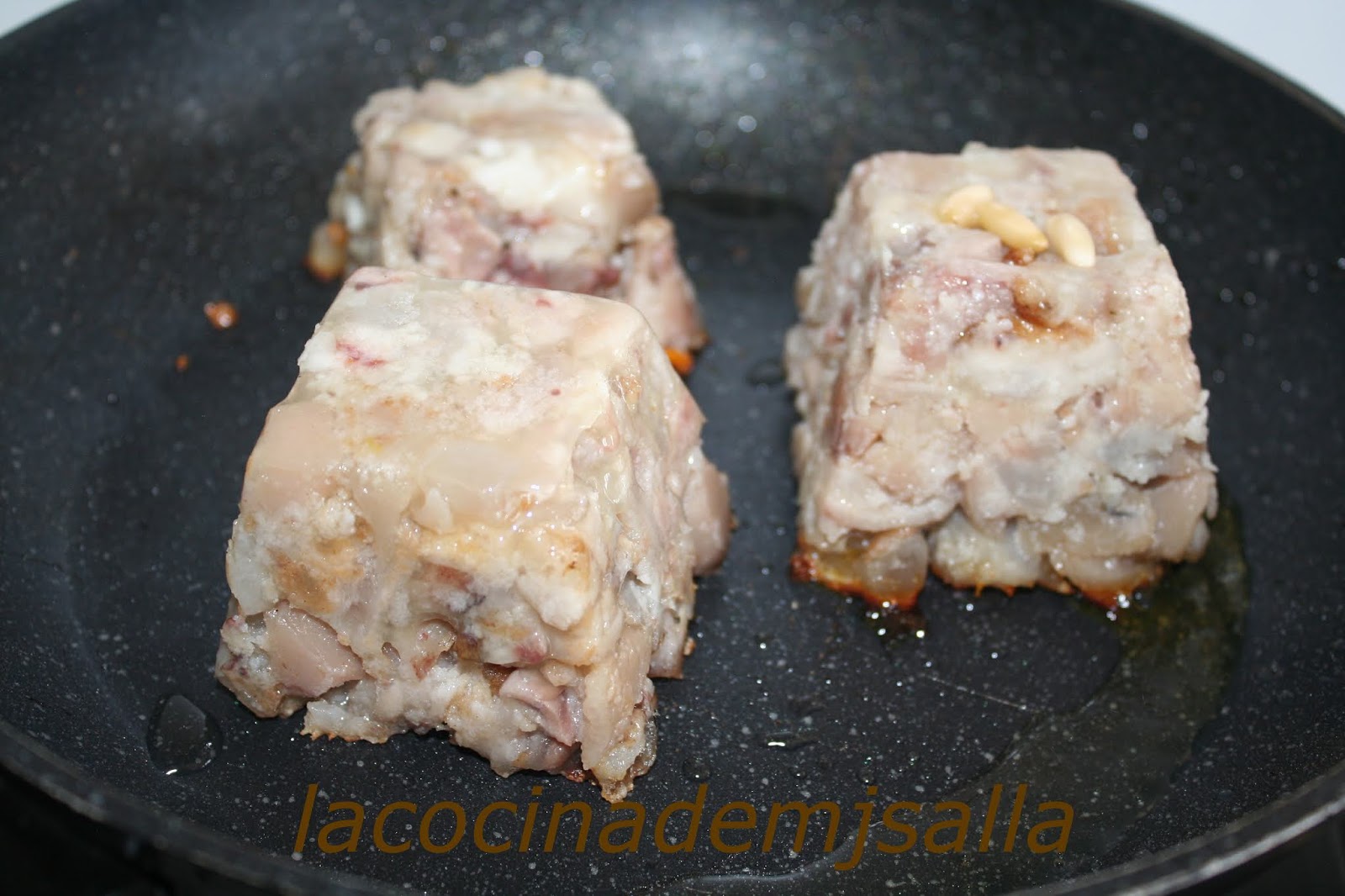 TERRINA DE PIES O MANITAS DE CERDO CON SALSA.
