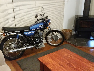 Yamaha RD125 A in lounge