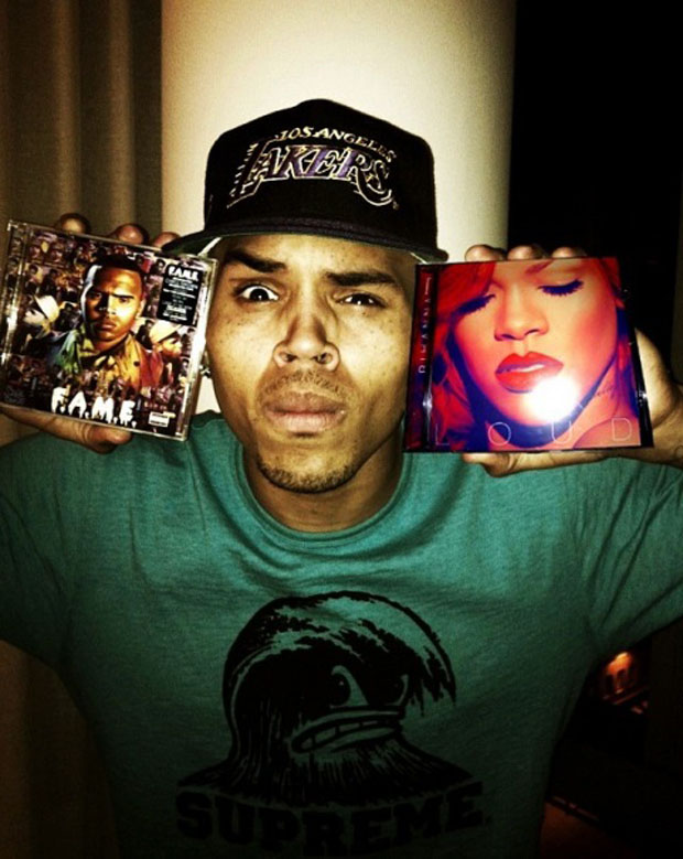 ✓ Swag Check: Chris Brown in Stüssy x New Era Raiders Snapback