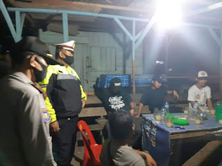 Personel Kepolisian (Polsek) Mandau memberi imbauan terkait penerapan New Normal Personel Kepolisian (Polsek) Mandau memberi imbauan terkait penerapan New Normal